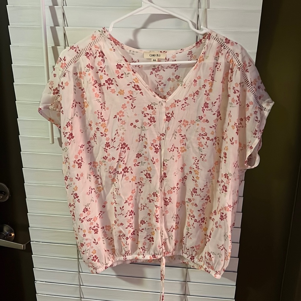Women’s flattery short sleeved summer blouse
